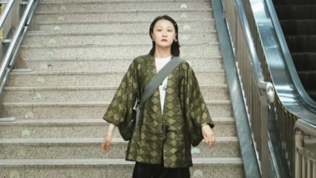 在赵某峰一连串“跟要饭的似的”“弄一身灰”等歧视性言语暴力中