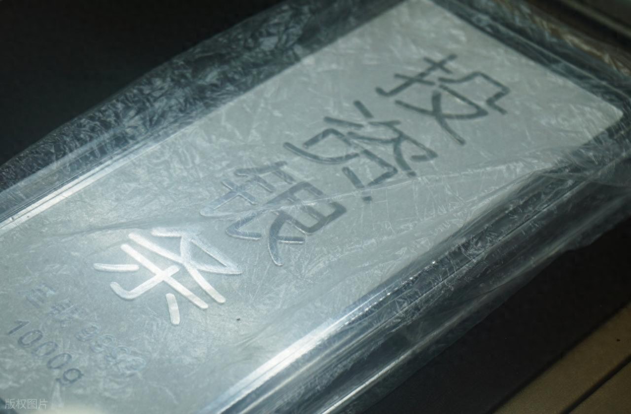 白银价格7月猛烈喷发创新高！涨幅远超黄金，背后原因几何？