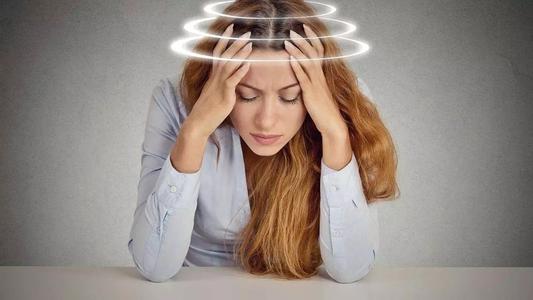 脉络膜脱离病因_脉络膜新生血管_脉络膜脱离症状