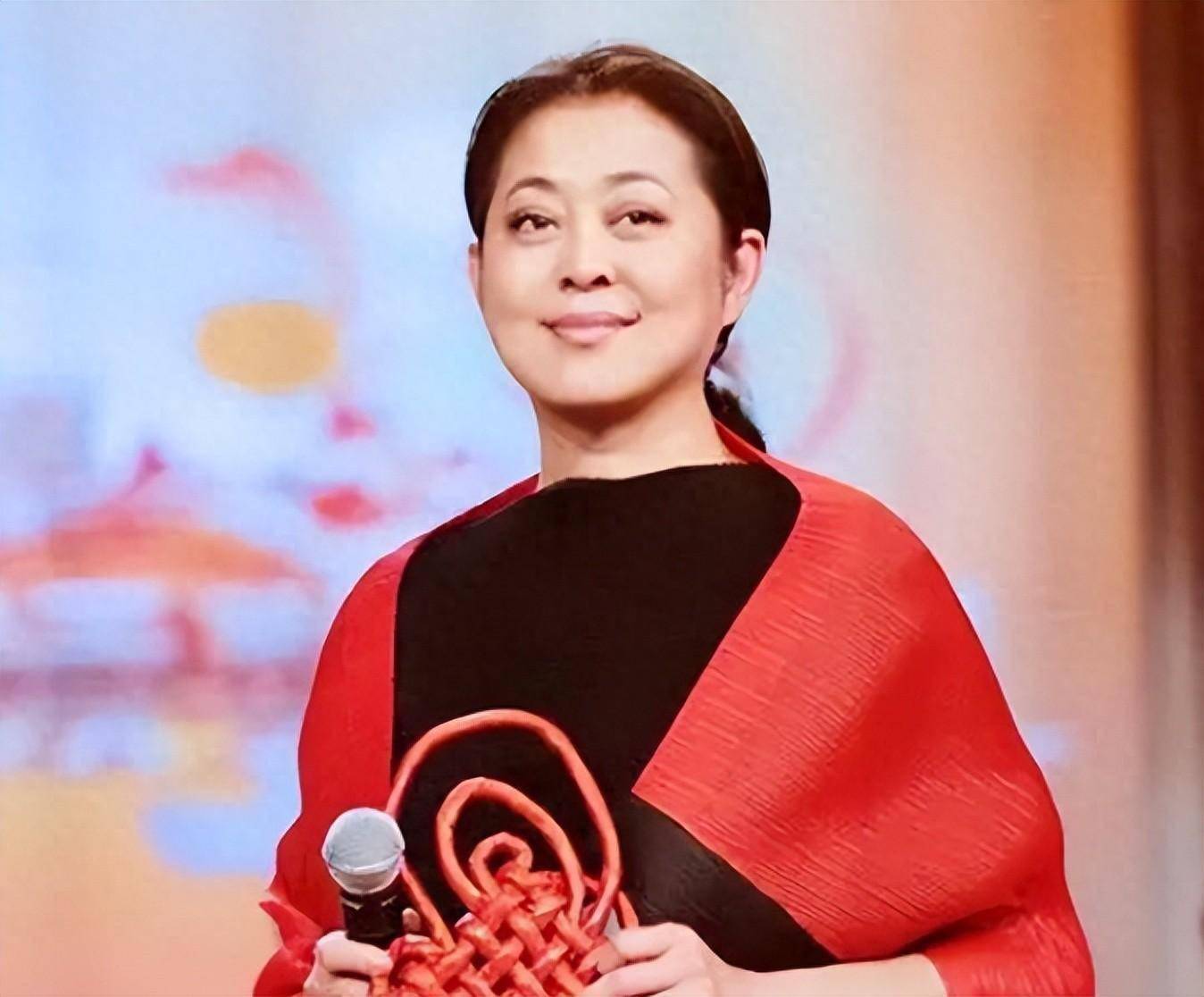 64 岁倪萍断崖式衰老，三婚两离仍坚守，继子婚事成新愁？