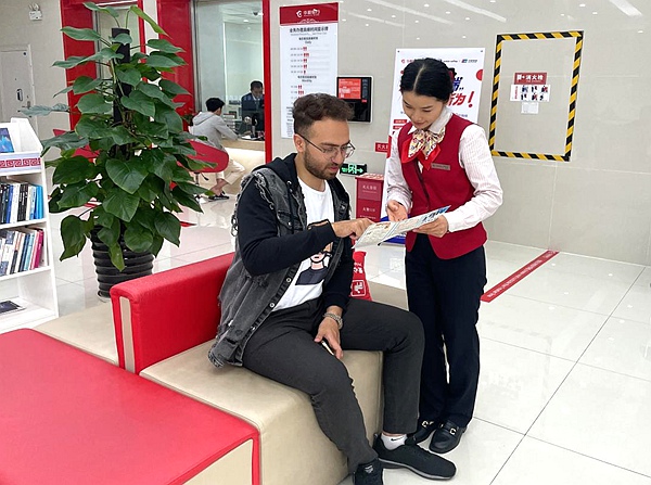 分行进一步优化外籍来华人员支付服务。华夏银行南宁分行供图