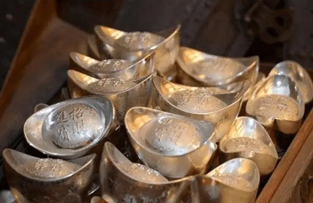 明朝白银储量激增致价值下跌，对当时的购买力有何影响？