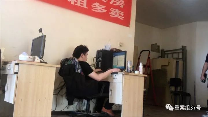 9月28日，燕郊某机房内，一名“键盘”在相亲网站“聊号”。