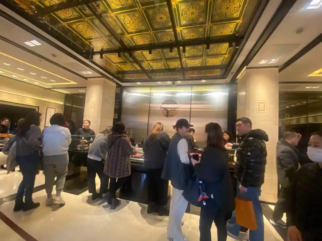 老铺黄金一口价模式优势与消费者选择因素_北京老铺黄金价格_国际金价历史新高 老铺黄金排队抢购现象分析