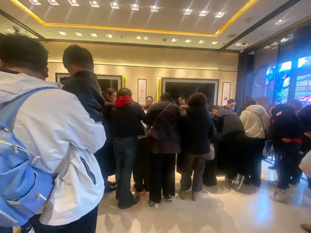 北京老铺黄金价格_国际金价历史新高 老铺黄金排队抢购现象分析_老铺黄金一口价模式优势与消费者选择因素