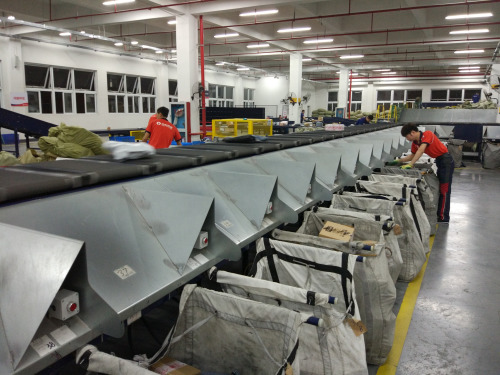 风暴自动分拣系统正在作业