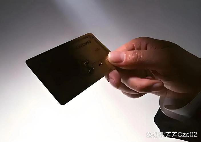 信用卡存钱取不出，银行收万元手续费合理吗？